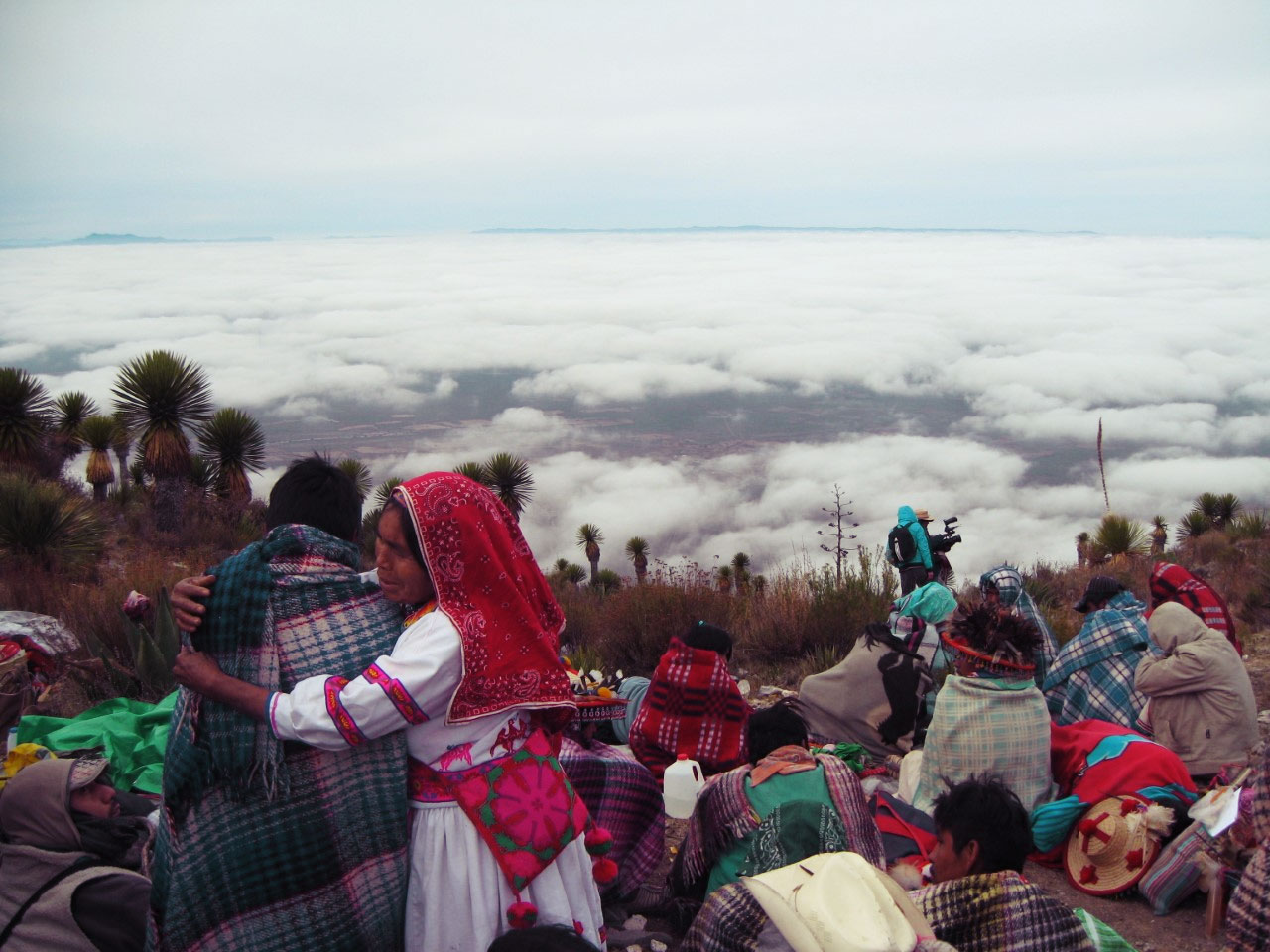 Imagen: Ritual intercomunitario, Paritek+a (Cerro Quemado), S.L.P., de P. Liffman.