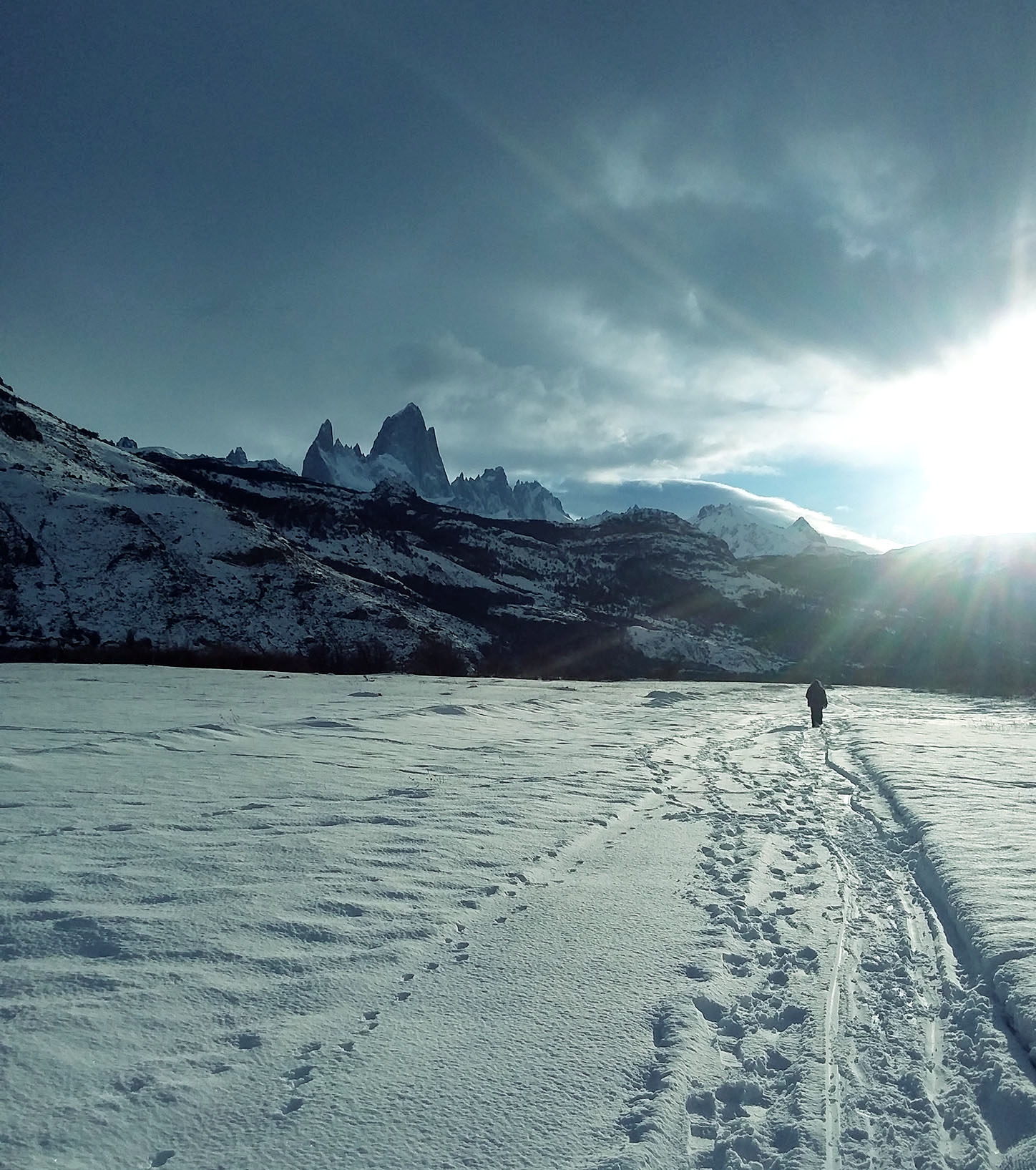 Camino invernal hacia casa Madsen y cordón del cerro Fitz Roy de fondo, de S. Picone.