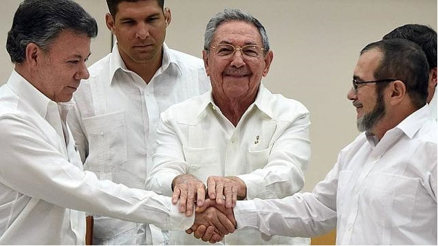 Imagen: Apretón de manos entre Santos y Timochenco, tomado de diario ABC Internacional