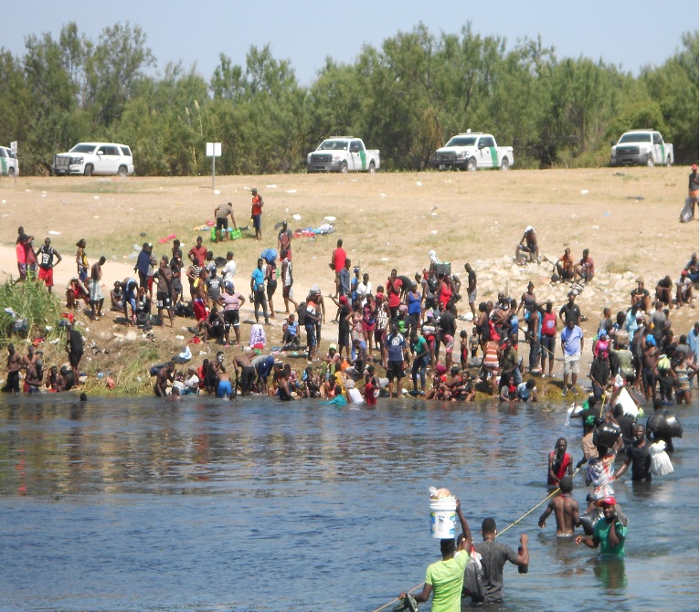 Imagen: "Cruzando el río", 2021. Foto de Gerardo Núñez Medina.