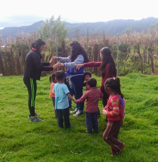 Imagen: "Prácticas bilingües de educación preescolar en Chamula". Foto de Ana Magdalena Solís Calvo