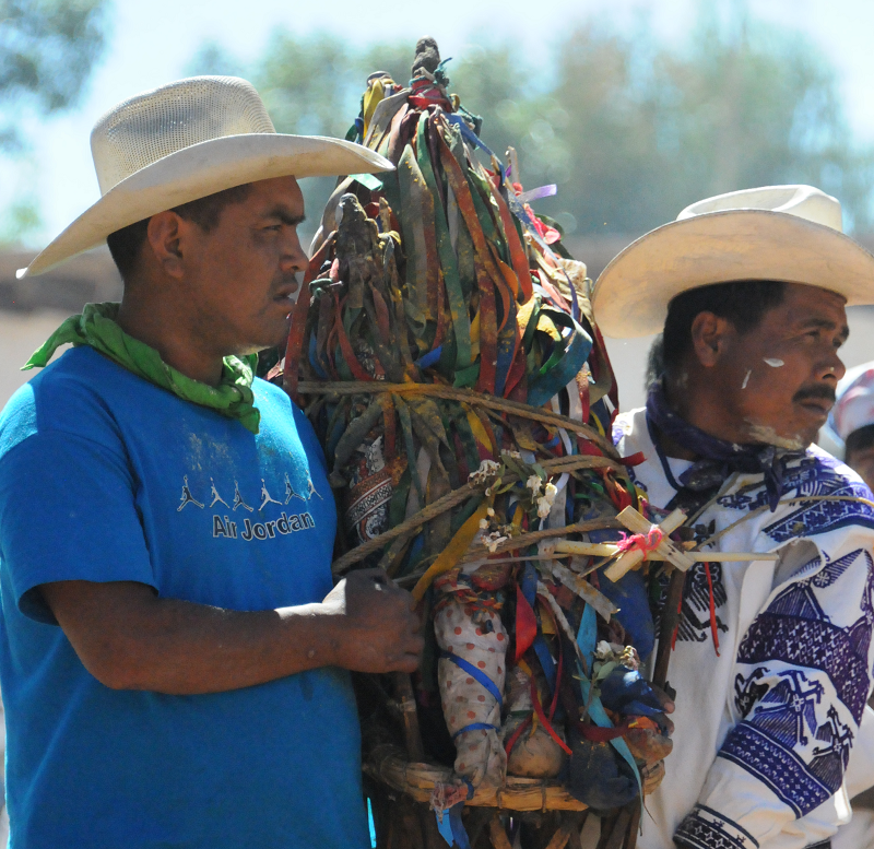 Imagen: “Varas de mando de la cabecera de Tateikie". 2023. Foto de Héctor Medina.