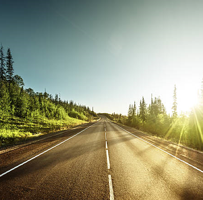 Imagen: foto de IakovKalinin, "Carretera en las montañas", en https://www.istockphoto.com/es/foto/carretera-en-las-monta%C3%B1as-gm491712724-75899189?searchscope=image%2Cfilm
